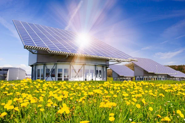 Bir Binanın Çatısında Güneş Panelleri Olan Yenilenebilir Enerji — Stok fotoğraf