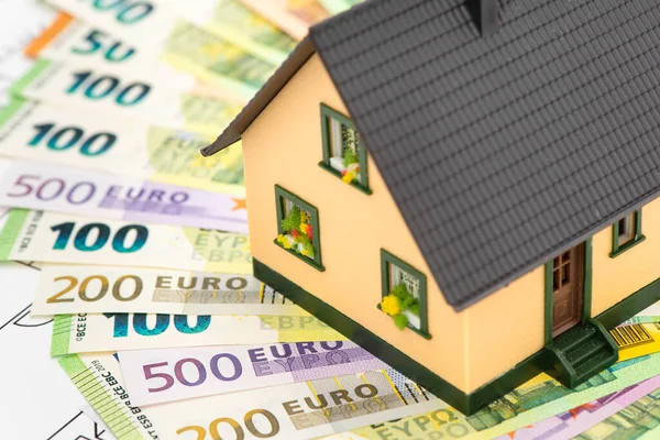 Casa Modelo Con Muchos Paquetes Billetes Euros — Foto de Stock