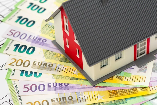 Modelowy Dom Wieloma Wiązkami Banknotów Euro — Zdjęcie stockowe