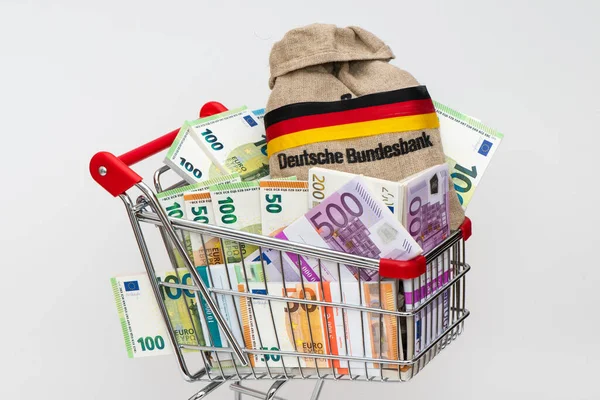 ユーロ紙幣を束にしたショッピングカート — ストック写真