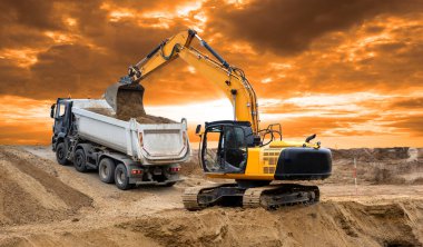 Kazıcı inşaat sahasında çalışıyor