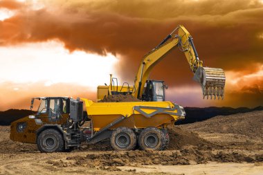 Kazıcı inşaat sahasında çalışıyor