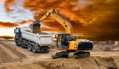 Kazıcı inşaat sahasında çalışıyor