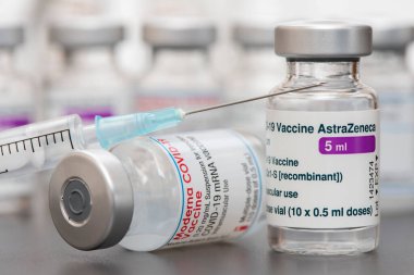 Augsburg, Bavyera, Almanya - 21 Mart 2021: Dünya çapındaki Corona aşı merkezlerinde Moderna Covid-19 aşısı olan şişeler kullanıldı