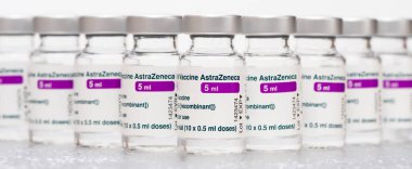 Augsburg, Bavyera, Almanya - 21 Mart 2021: Dünya çapındaki Corona aşı merkezlerinde Moderna Covid-19 aşısı olan şişeler kullanıldı