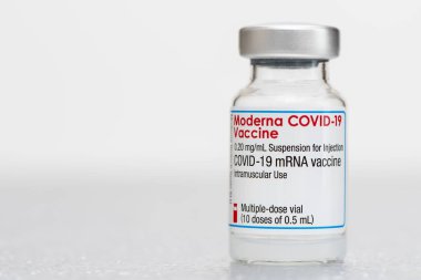 Covid-19 virüsüne karşı aşı içeren orijinal şişeler