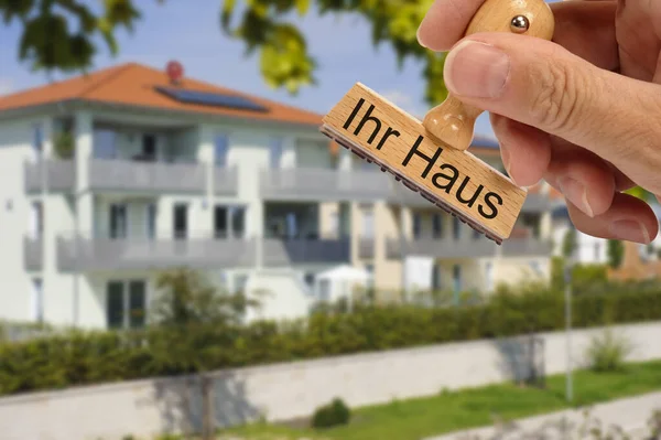 新建造的房子待售 上面有德国文的橡皮图章 你的家 伊赫尔豪斯 — 图库照片
