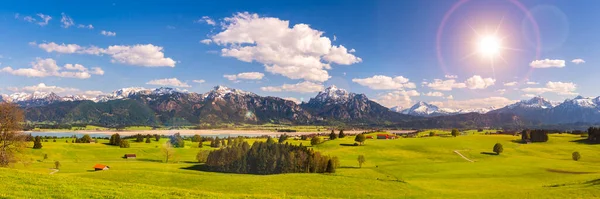 Lkbaharda Alpler Dağ Sırası Ile Panoramik Manzara — Stok fotoğraf