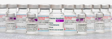 Covid-19 virüsüne karşı aşı içeren orijinal şişeler