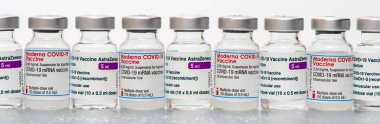 Covid-19 virüsüne karşı aşı içeren orijinal şişeler