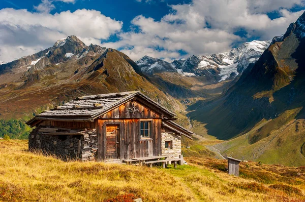 Gama Montanhas Panorâmicas Com Cabana Madeira — Fotografia de Stock