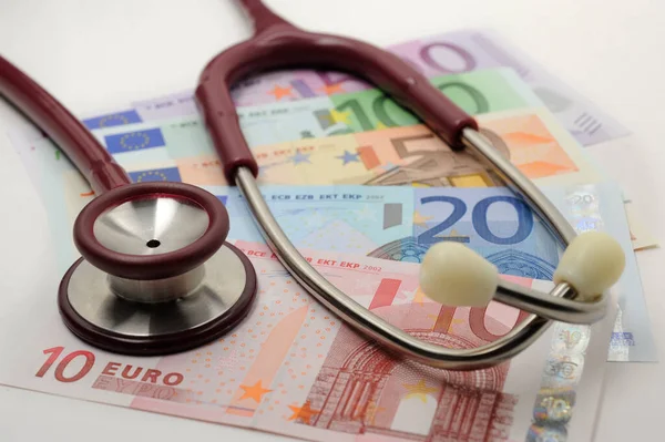 Kosten Und Einnahmen Gesundheitssektor Mit Euro Banknote Und Stethoskop — Stockfoto