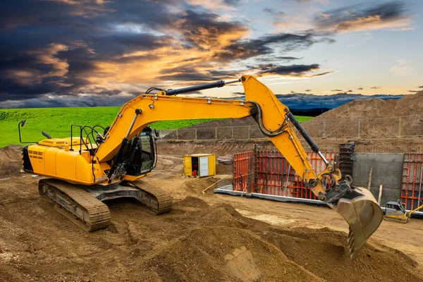 Escavatore Che Lavora Cantiere Con Cielo Drammatico — Foto Stock