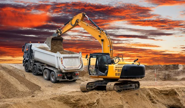 Escavatore Che Lavora Cantiere Con Cielo Drammatico — Foto Stock