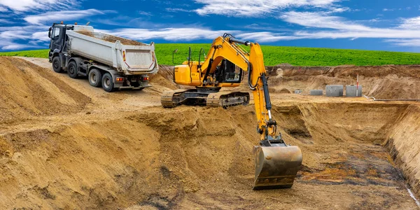 Graafmachine Werken Bouwplaats Met Dramatische Hemel — Stockfoto