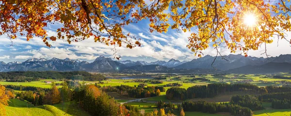 ドイツのバイエルン州の美しい風景へのパノラマビュー — ストック写真