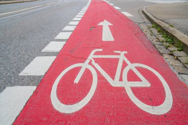 Yolda kırmızı işaretli bisiklet yolu