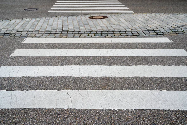 Paso Peatonal Con Rayas —  Fotos de Stock