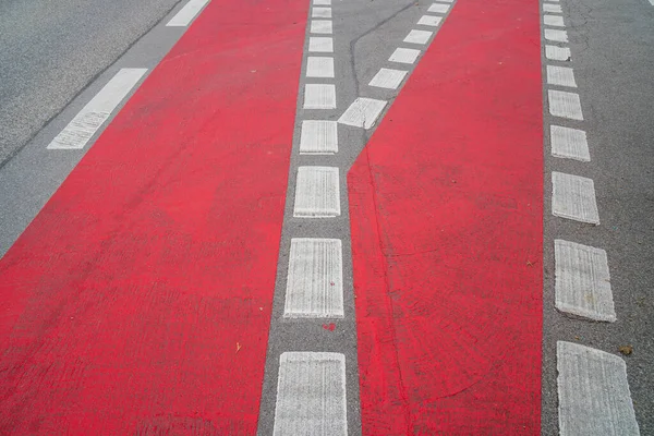 Yolda Kırmızı Işaretli Bisiklet Yolu — Stok fotoğraf