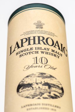 Bir kutu Laphroaig, malt viski.