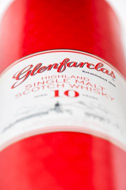 10 yıllık Glenfarclas viski kutusu.