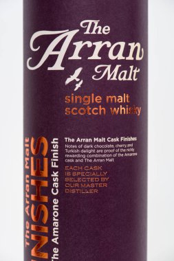 Bir kutu ARRAN malt viski.