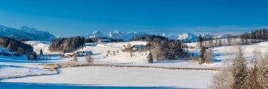 Kışın Bavyera 'nın Allgaeu bölgesinde panoramik manzara