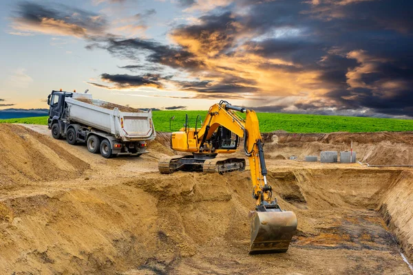 Excavatrice Travaillant Sur Chantier Construction Avec Des Nuages Spectaculaires Sur — Photo