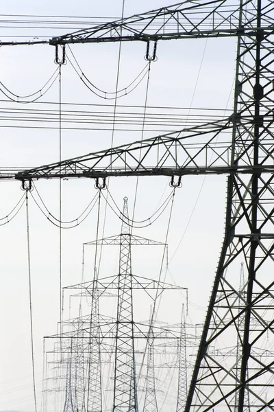 Muchos pilones eléctricos — Foto de Stock