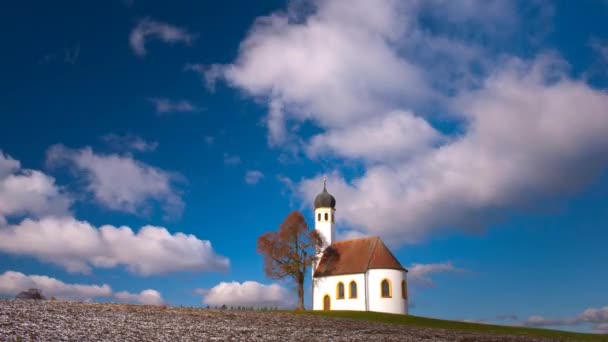 Zeitraffer beweglicher Wolken über einzelnen Kapellen — Stockvideo