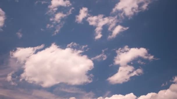 Timelapse poruszających się w błękitne niebo chmury — Wideo stockowe