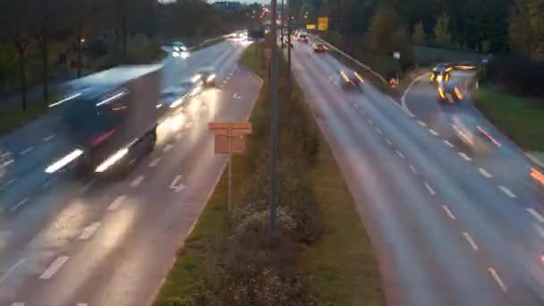 Tijdspanne van autoverkeer op snelweg — Stockvideo