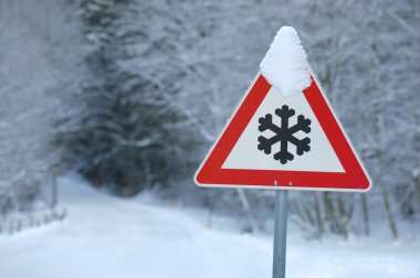 kar ve buz trafik işaretleri uyardı