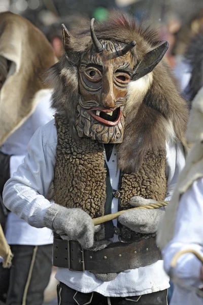 Performer com vestido histórico e máscara de madeira velha no carnaval — Fotografia de Stock
