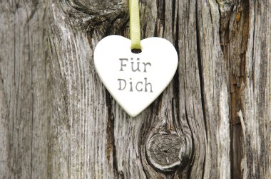 Ağaç kabuğu üzerinde kalp