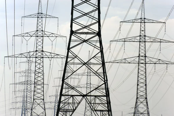 Pilones de energía eléctrica —  Fotos de Stock