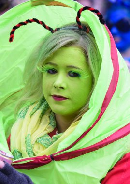 Karnaval geçit palyaço ve yeşil tüyleri ile