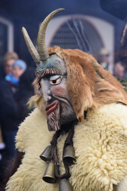 Karnaval geçit oyma ahşap maskeyle korkunç hayalet gibi tasarlanmış