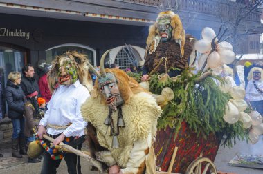Karnaval geçit oyma ahşap maskeyle korkunç hayalet gibi tasarlanmış
