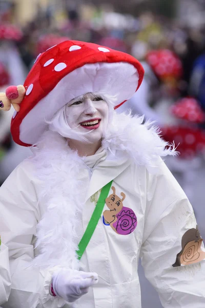Desfile de carnaval com máscara projetada como cogumelo — Fotografia de Stock