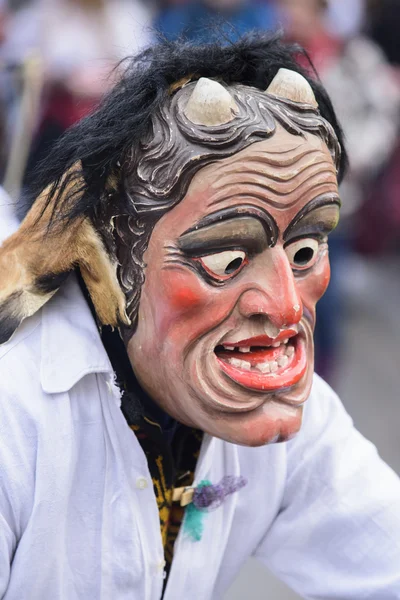 Desfile de carnaval com máscara de madeira esculpida projetada como fantasma assustador — Fotografia de Stock