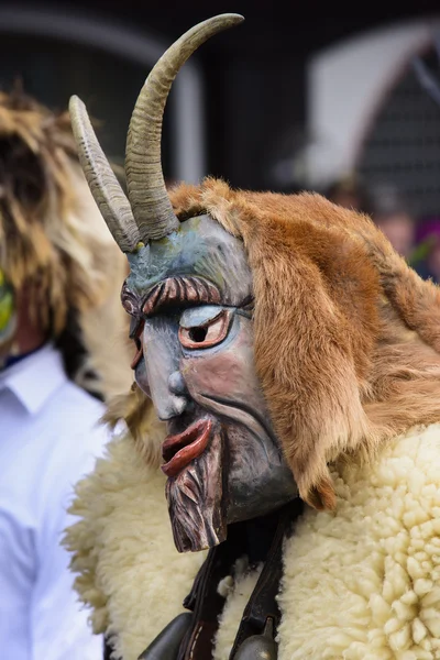 Desfile de carnaval con máscara de madera tallada diseñado como fantasma de miedo —  Fotos de Stock