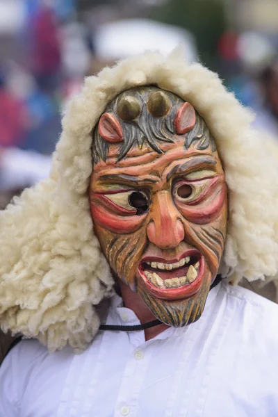 恐ろしい幽霊として設計された彫刻が施された木製マスク カーニバル パレード — ストック写真
