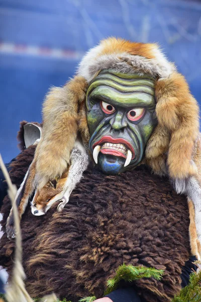 Sfilata di carnevale con maschera di legno intagliato progettato come fantasma spaventoso — Foto Stock