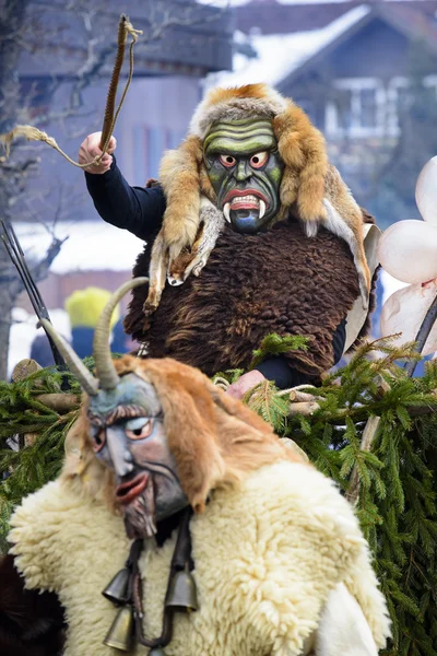 Desfile de carnaval com máscara de madeira esculpida projetada como fantasma assustador — Fotografia de Stock