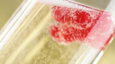 taze meyve köpüklü şampanya içinde hareket ediyor