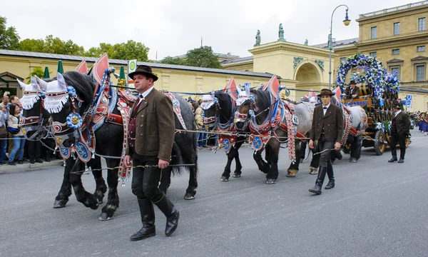 Apertura della sfilata dell'Oktoberfest a Monaco di Baviera — Foto Stock