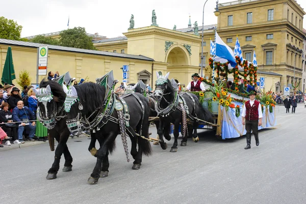 Opening parade van Oktoberfest in München — Stockfoto