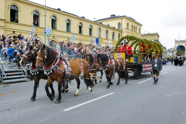 Apertura della sfilata dell'Oktoberfest a Monaco di Baviera — Foto Stock