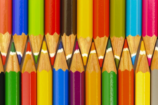 Crayones con cremallera como símbolo para el trabajo en equipo — Foto de Stock